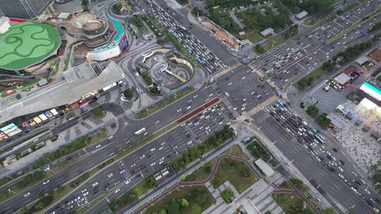 下班时段的城市道路