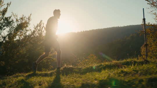 健康运动型高加索人跑步者男性运动型男子运