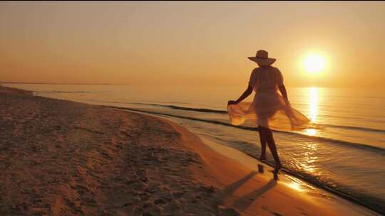 快乐奔跑在夕阳沙滩上的女子