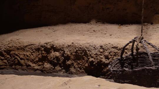 黄土高坡水井干枯干旱取水地窖 ~视频素材模板下载