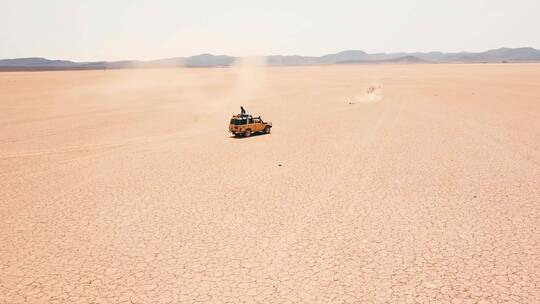 沙漠中行驶的吉普车 