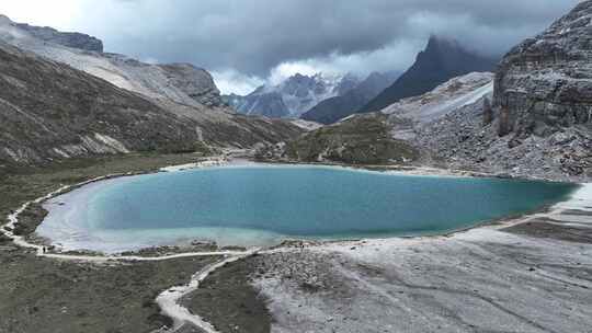 中国四川甘孜稻城亚丁高原湖泊牛奶海风景