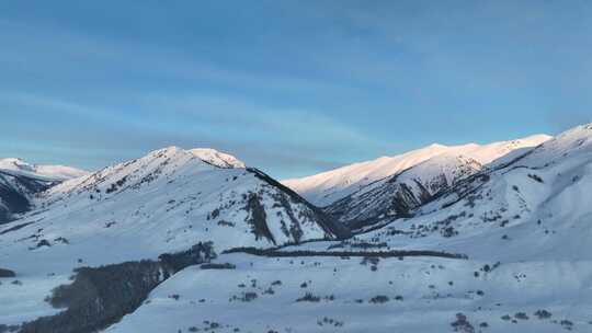 新疆阿勒泰地区禾木风景区雪山自然风光