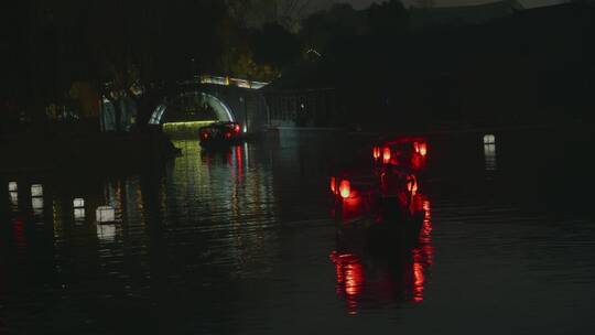 台儿庄古城夜游河面上划船红灯笼