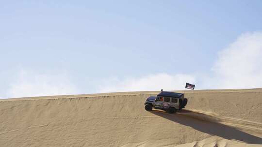 越野车在沙漠戈壁比赛奔驰视频素材模板下载