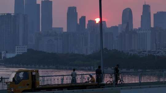 中国广东省广州市海珠区琶洲大桥日落