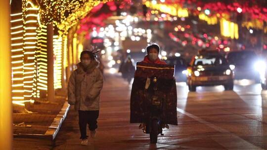 春节期间城市街道挂满了红灯笼