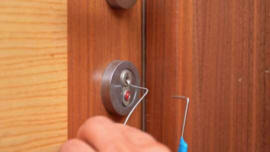 用万能钥匙闯入木门，打开上锁的锁保险抢劫