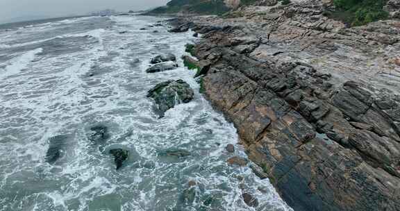 海岸礁石海浪航拍惠州黑排角惠东