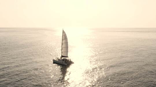 海上夕阳帆船游艇