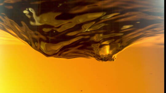 HD高速摄影旋转的液体漩涡金色