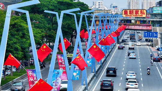 城市主干道红旗飘扬 国庆氛围