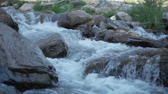 呼和浩特大青山里的小溪天然泉水矿泉水