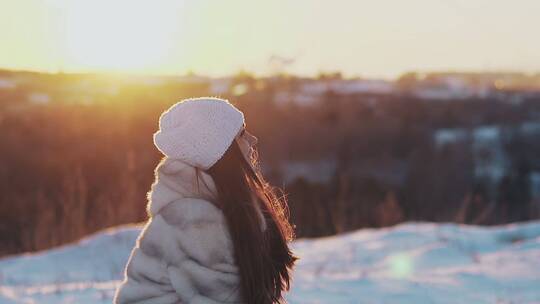 穿着大衣女士抛起雪