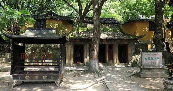 幽静的寺院庭院