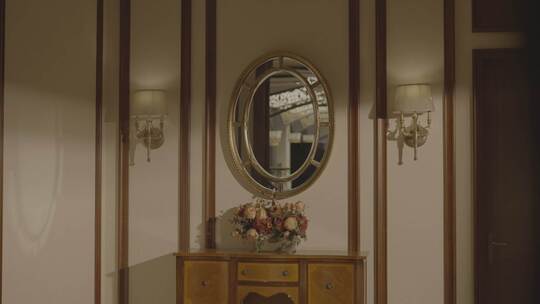 欧式家居装饰与镜中倒影典雅静谧的光影氛围