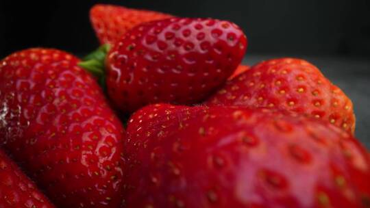 有机水果，成熟多汁的草莓