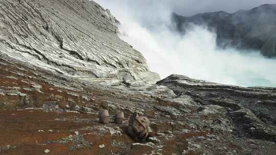 用于开采伊延火山硫磺的篮子