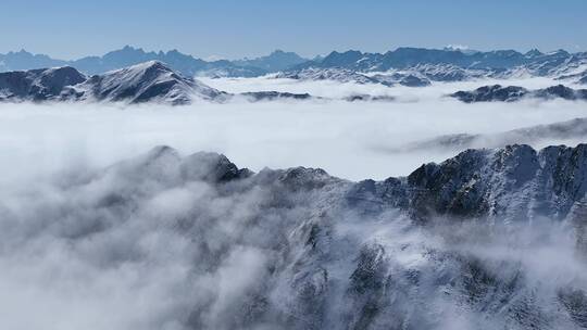 航拍四川美丽夹金山雪山云海冬季自然风光视频素材模板下载