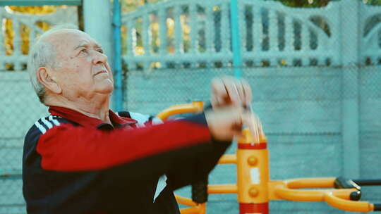 老年人和户外呼吸练习。