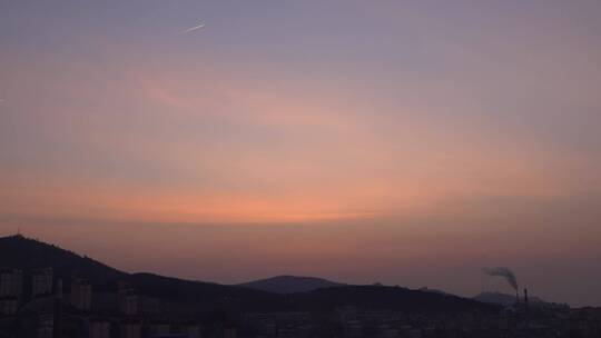 日出粉色天空飞机划过天空