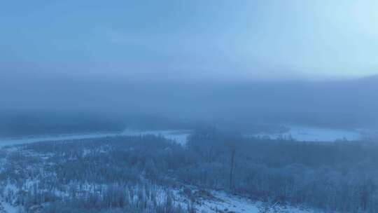 黎明大兴安岭林海雪原蓝色冻雾
