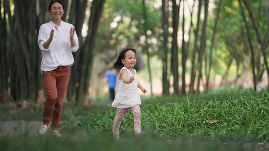 小女孩和妈妈在一起成都望江公园里奔跑欢乐