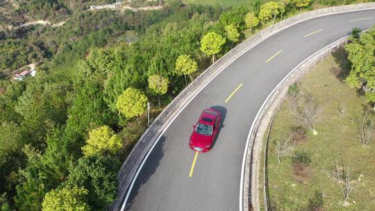 汽车森林公路山路行驶过弯道