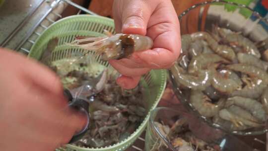 微距清理虾线虾壳