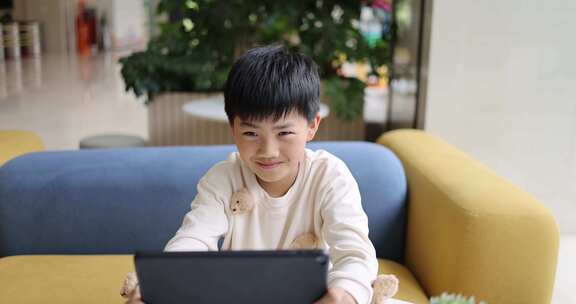 小孩使用平板电脑学习上网课慢镜头