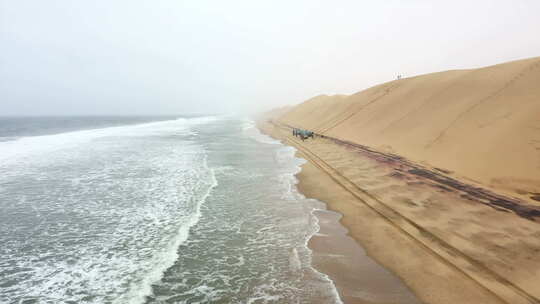 纳米布沙漠边缘海滩上海浪拍下的照片