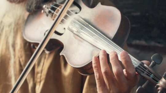街头拉小提琴的老人视频素材模板下载