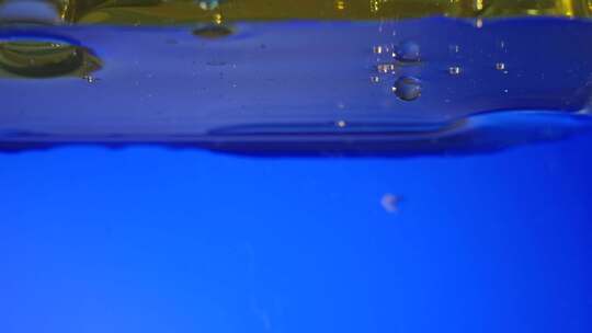 蓝色背景下工业油液体滴落