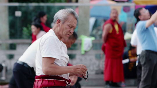 西藏拉萨八廓街大昭寺藏族人文游客视频素材模板下载