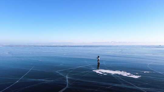 男人在结冰的湖上滑冰