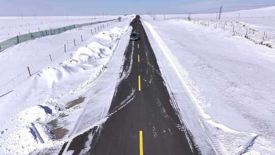 雪原公路汽车行驶