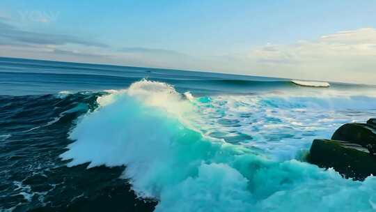 航拍大海海岸线海浪FPV穿越机