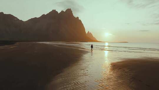 一个人在海边散步看日出航拍冰岛海边日出