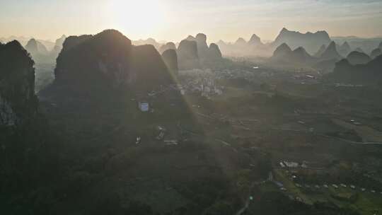 桂林山水山峰日出光线