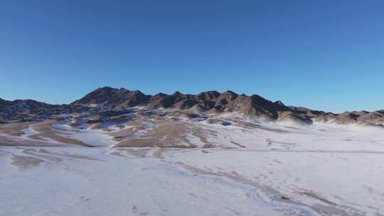 航拍冬季新疆赛里木湖雪山冰湖蓝冰日照金山