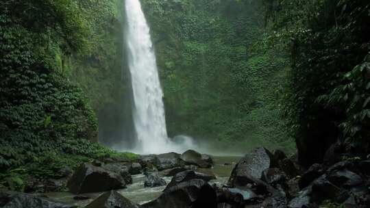 山涧瀑布流水