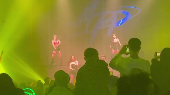 夜店灯光酒吧蹦迪嗨吧美女跳舞演绎