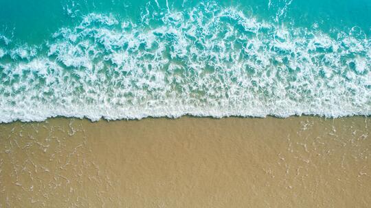 沙滩海浪的美丽景色