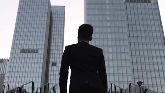企业家眺望远方 成功人士展望未来 商务办公