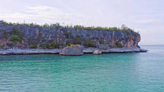 加勒比海岸风景优美的石灰岩海崖，Bahia de las Aaguas；空中