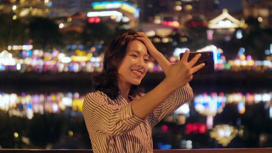 夏夜成都廊桥河畔美女游客手机开心自拍视频素材模板下载