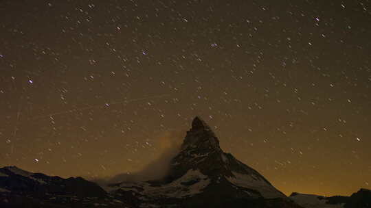 瑞士马特洪峰阿尔卑斯山雪峰滑雪延时星夜