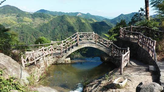 磐安悬崖村高山流水小桥瀑布