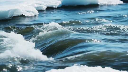 河面上漂浮的冰块与流动河水