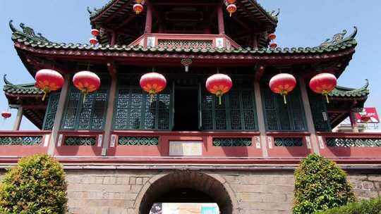 中式古建筑挂红灯笼场景